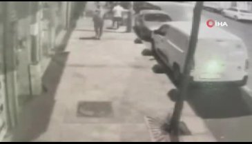 İstanbul'da kaldırımda yürüyen şahıs silahlı saldırıya uğradı