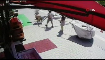 Bursa'da kağıt toplayıcılarının hırsızlık görüntüleri kameralara yansıdı