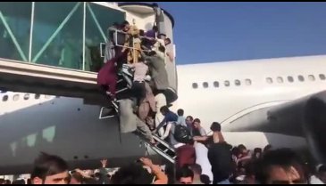 Afganistan'da inanılmaz görüntüler! Uçaklara tırmandılar...