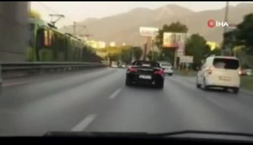 Bursa'da makas atan motosiklet sürücüsü otomobile böyle çarptı