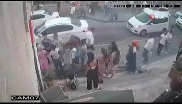 Yerli Marilyn Monroe dilenci kızı darbetti!