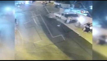 Bursa'da alkollü sürücünün kamyonetiyle vatandaşların arasına daldığı anlar kamerada!