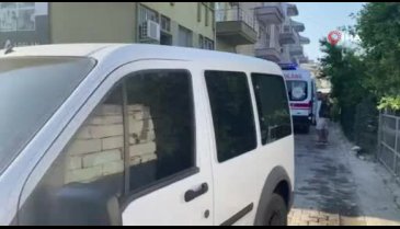 Yemek masasında annesini bıçaklayarak öldürdü!