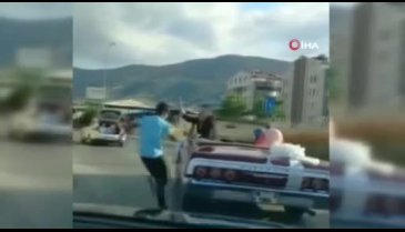 Bursa'da otomobilin peşini bırakmayan çocuk, damadı çıldırttı