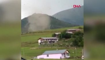 Artvin'de etkili olan fırtına çatıları uçurdu