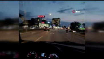 Bursa'da hızla akan trafikte yolun karşısına geçmeye çalıştılar