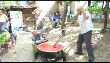 Bursa'da seyyar salça fabrikasını sokak sokak gezdiriyor