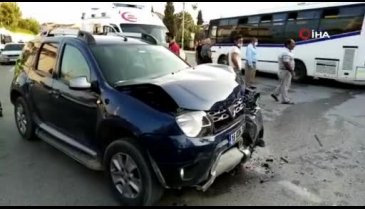 Bursa'da otomobil ve otobüs çarpıştı