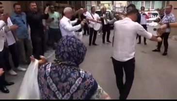 Bursa'da düğünde oynayan teyzeyi görenler şaştı kaldı