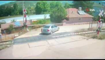Trenin çarptığı otomobilin sürücüsü o anları anlattı: "Durması için el etmiştim"