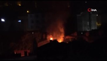 Bursa'da 2 katlı ahşap binada yangın: 1 itfaiye eri yaralandı