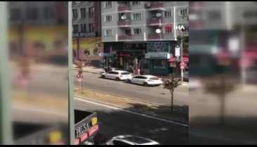 Bursa'daki kavgada reklam fl&acirc;maları havada uçuştu