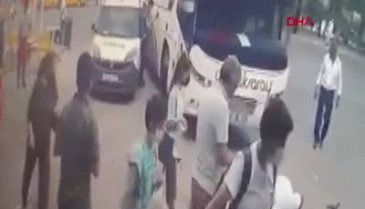 Polis memuru, otobüs ile araç arasına sıkıştı
