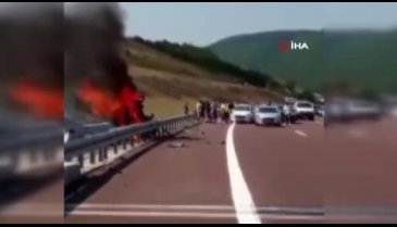 Bursa'da bariyerlere çarpan araç alev aldı! 3 kişi yanmaktan son anda kurtuldu