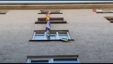 Odaya kilitlenen engelli genç kız çarşafla inmeye çalışırken düştü