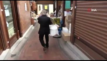 Bursa'da takım elbise giyip çarşıda sepetle simit satıyor