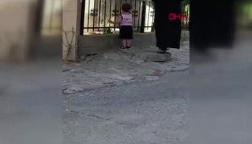 Çocuğu iple bağlayıp gezdiren kadın sosyal medyayı ayağa kaldırdı