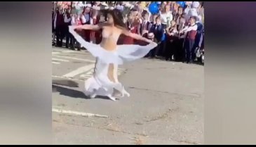 Kadın öğretmen okul açılışında dansöz kıyafetiyle göbek attı