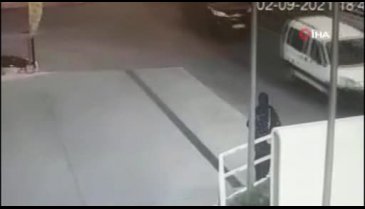 Bursa'da polisi görünce kaçan şüpheliler, genç kadına çarptı