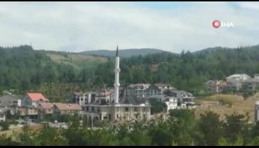 Bursa Nilüfer'de rüzg&acirc;r minareyi beşik gibi salladı!