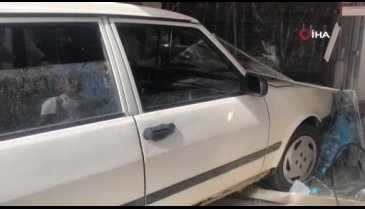 Bursa'da akrabasına kızdı, dükkanına otomobille girdi