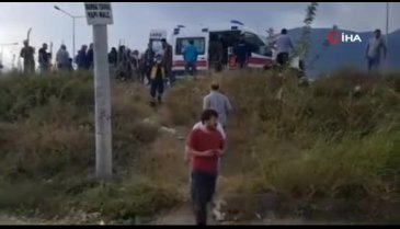 Bursa'da kamyonun sıkıştırdığı taksi şarampole sürüklenerek takla attı! 2 yaralı var