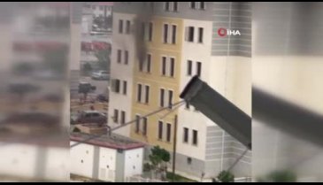 Yangında 2 yaşındaki kızını aşağı attı: O anlar kamerada...