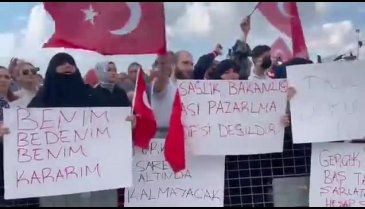 Aşı karşıtları maskesiz toplandı! Endişe yaratan görüntüler