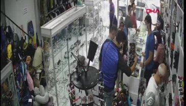 İndirim yapmadı diye tezgahtaki kızın üzerine çay döktü!