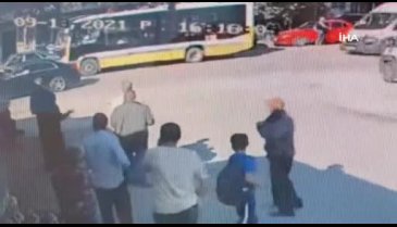 Bursa'da otomobilin çarptığı genç, yaralandı