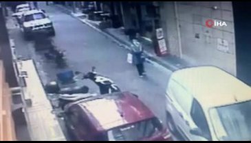 Aracın altında kalan kadın, güçlükle kurtarıldı