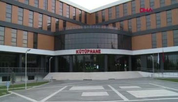 İnşaatında işçi olarak çalıştığı kütüphanede şimdi tıp öğrencisi olarak çalışıyor