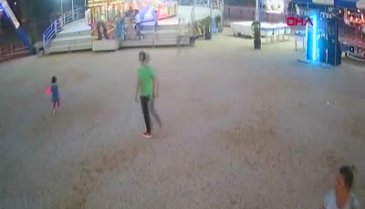 Kocaeli İzmit'te lunaparkta balerine çocuğunu bindirmeyen görevliye silah çekti