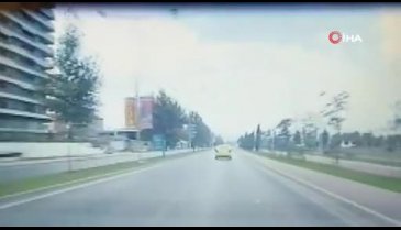 Bursa'da dalgın taksici kaldırıma çıktı!