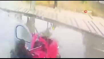 Bursa'da halk otobüsünün elektrikli araca çarptığı anlar kamerada!
