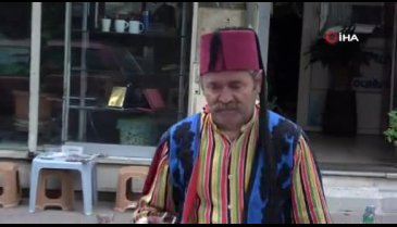 Bursa'da müşterilerine efe kıyafetleriyle çay servis ediyor