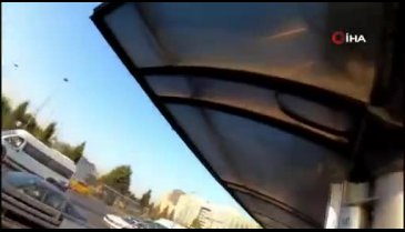 İstanbul'da Avrupa'dan Asya kıtasına metrobüsün üstünde geçti