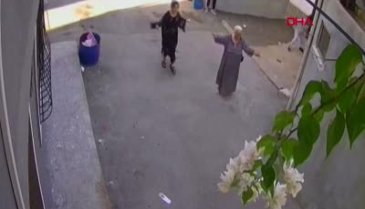 Tacize uğrayan kardeşi için pompalıyla anneannesinin evini bastı
