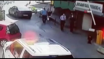Bursa'da dengesini kaybeden adamın 3. kattan düşme anı kamerada