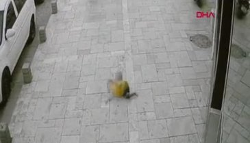 Balkondan sarkan 2 yaşındaki bebek düştü!