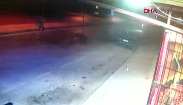 Alkollü şahıs trafikte araçları taşa tuttu