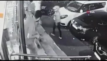 Kasklı saldırgan bir kişiyi vurduktan sonra yoluna devam etti