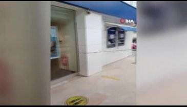 Bursa'da "Japonya ve Amerika'dan 100 bin dolar gelecek" dedi, bankanın camlarını kırdı