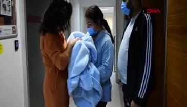 Bursa'da müzisyen baba, bebeğini hastane kapısında kemanla karşıladı