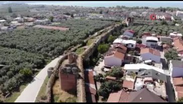 Bursa'da 2500 yıllık surlar ortadan ayrıldı, yıkılma tehlikesiyle karşı karşıya