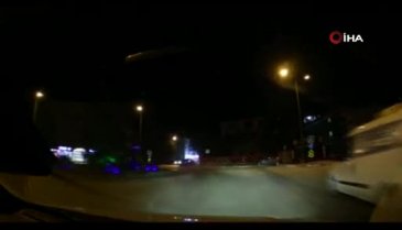 Bursa'da alkollü sürücünün kaza &acirc;nı araç kamerasına yansıdı