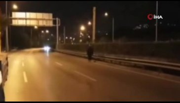 Bursa'da akan trafikte yolun ortasında yürüdü, faciadan kıl payı dönüldü