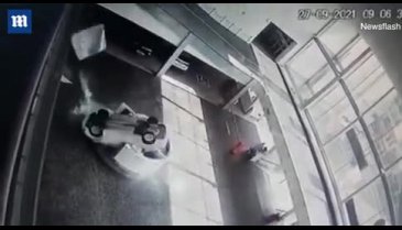 2. kattan düşen otomobilin altında ezildi