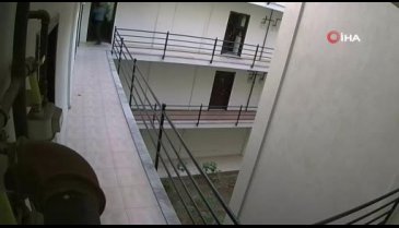 Fırlattığı bıçak isabet etmeyince, koşup yakalayarak sırtına sapladı