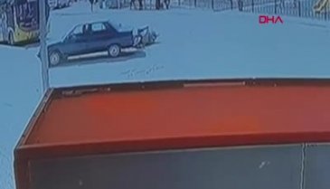 Bursa'da otomobil ile motosikletin çarpışma anı kamerada